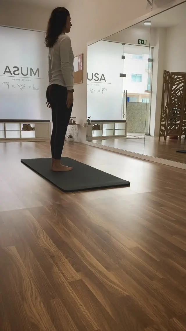 Exercício em pé num tapete, em frente ao espelho