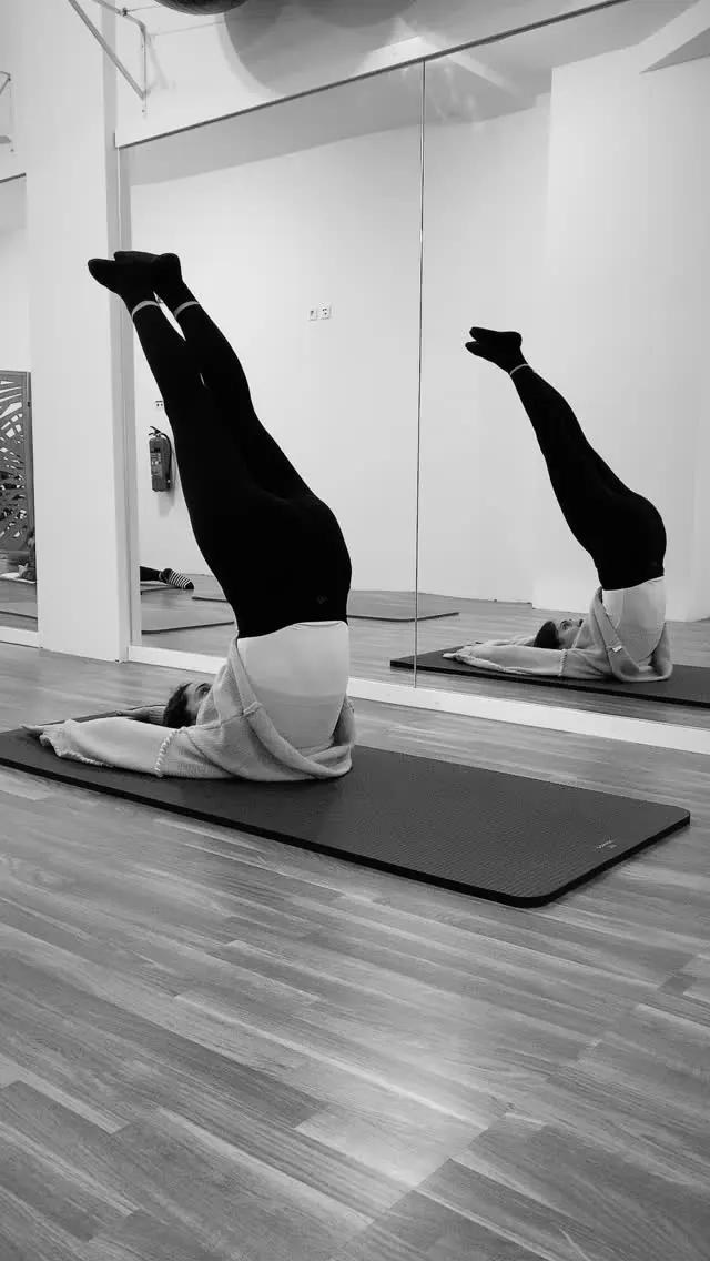 Duas pessoas em exercício invertido, a preto e branco