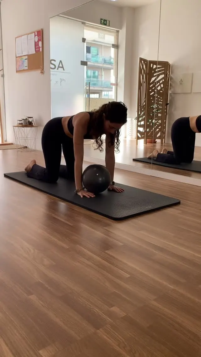 Aluna a fazer um exercício de Pilates com bola no estúdio MUSA